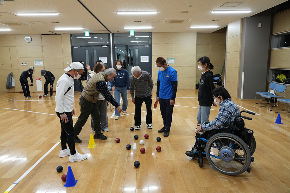 幅広い年齢層の方同士が真剣にボッチャに取り組む