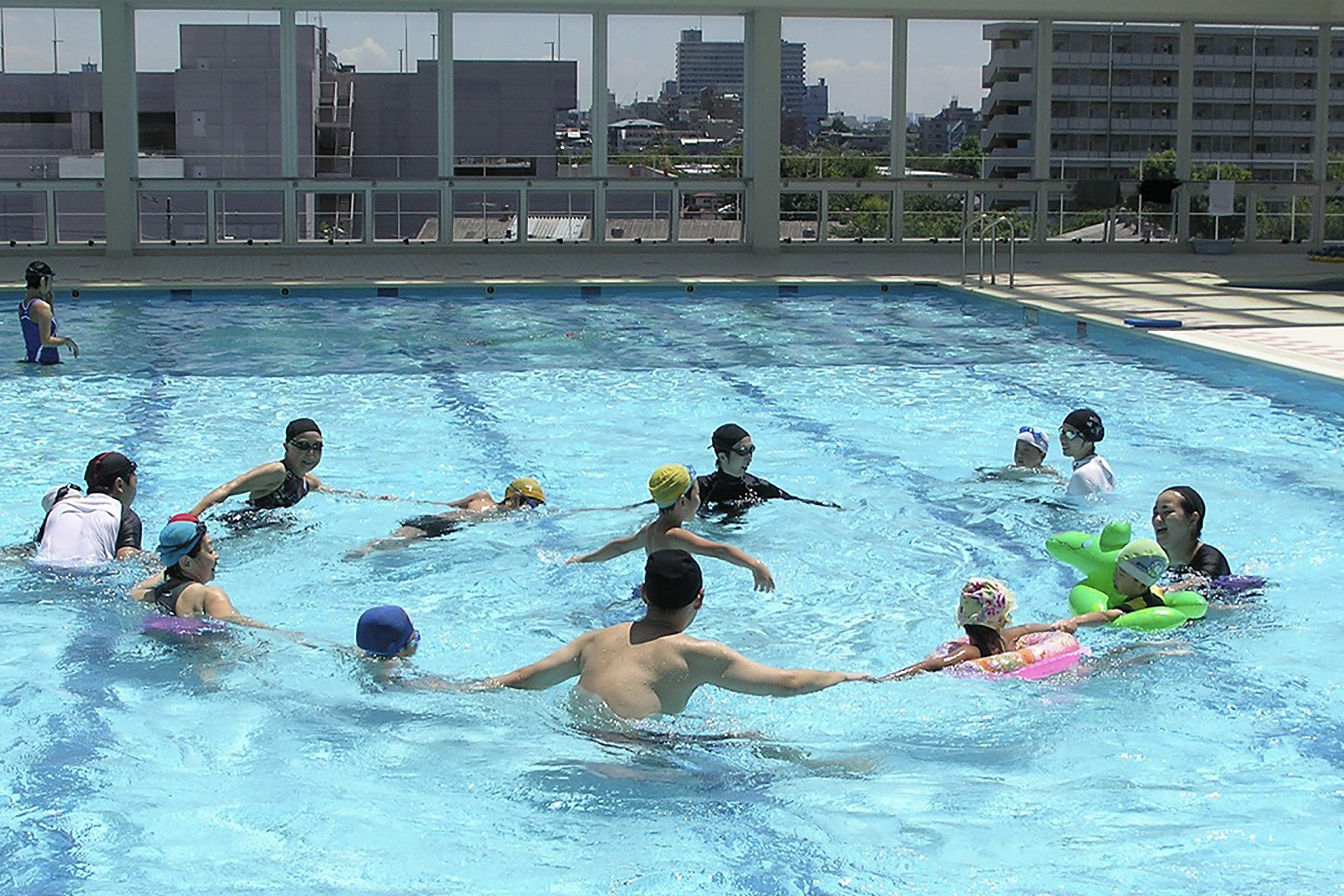 小学校のプールを全面貸切で遊ぶ会