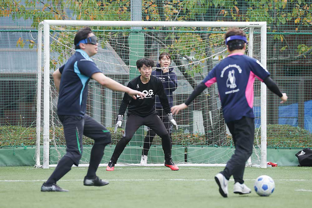 この日の練習では山本夏幹監督がGK役を担った