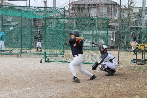 鋭いスイングで速球をジャストミート。